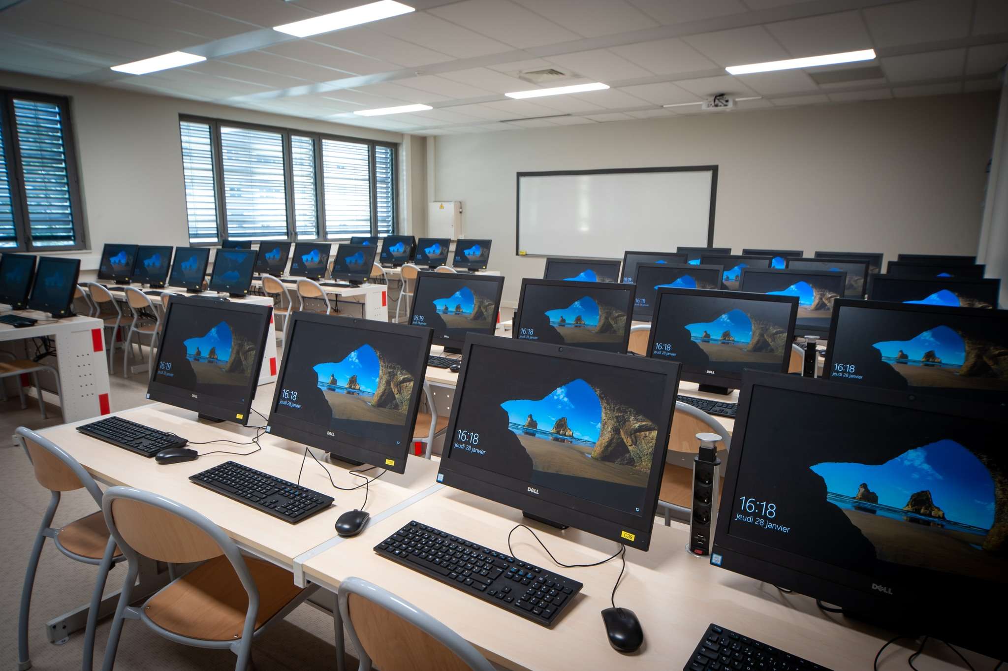 Photo de la salle informatique déployée